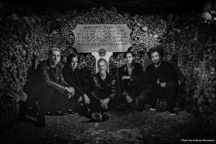 QUEENS OF THE STONE AGE、パリの地下墓地"カタコンブ"で撮影された映像作品『Alive In The Catacombs』6/5リリース決定！予告映像公開！