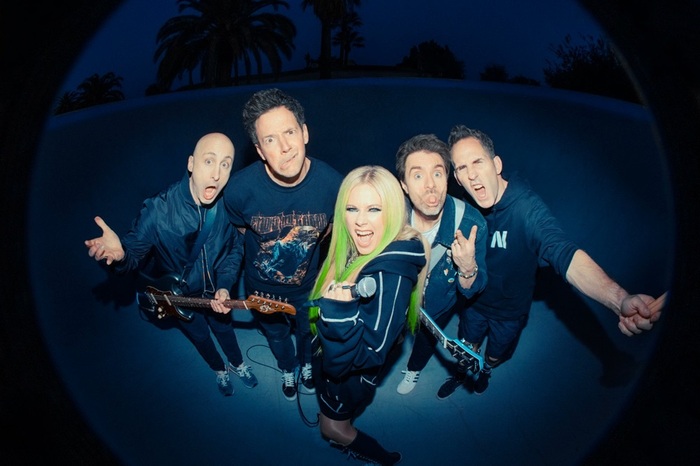 Avril Lavigne、SIMPLE PLAN迎えたニュー・シングル「Young & Dumb」リリース＆MV公開！