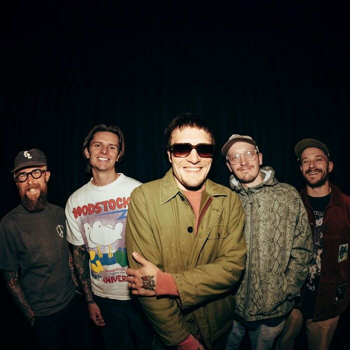 UK発ポップ・パンク・バンド NECK DEEP、ニュー・シングル「You Should See Me Now」リリース＆ヴィジュアライザー公開！