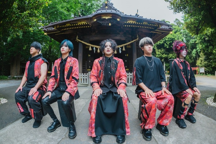 夕闇に誘いし漆黒の天使達、ニュー・シングル表題曲「MECHA MECHA JAPAN」MV公開！スペシャル・ゲスト 角田信朗も出演！