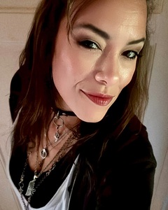 元EVANESCENCEの女性ギタリスト Jen Majura、音楽業界からの引退を発表