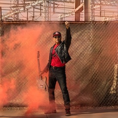 Tom Morello、新曲「Pretend You Remember Me」リリース＆MV公開！"移民追放と誘拐によって引き裂かれた全ての家族のため"の反I.C.E.アンセム
