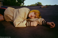 Hayley Williams（PARAMORE）、突如リリースした全17曲のシングル・コレクションより新曲「Glum」MV公開！バンド・メイト Zac FarroとAJ Gibboneyが監督！