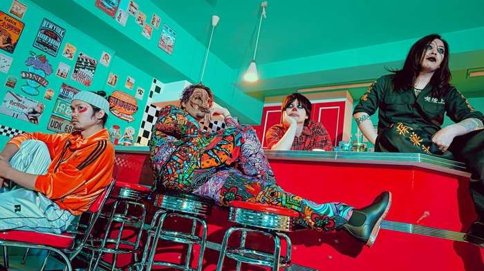 アイリフドーパ、"母へ送る愛のバラード"「SU・MO・PO」歌詞付ライヴ映像公開！『DINOCHRIST』レコ発ツアーのゲストにDEVILOOF、裸繪札、"ちょっと昔のアイリフドーパ"発表！