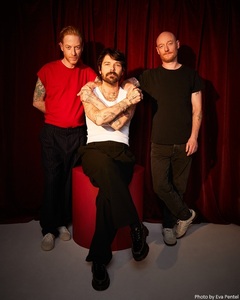 BIFFY CLYRO、暑い日々を爽やかにする最新アルバム『Futique』本日9/19リリース！