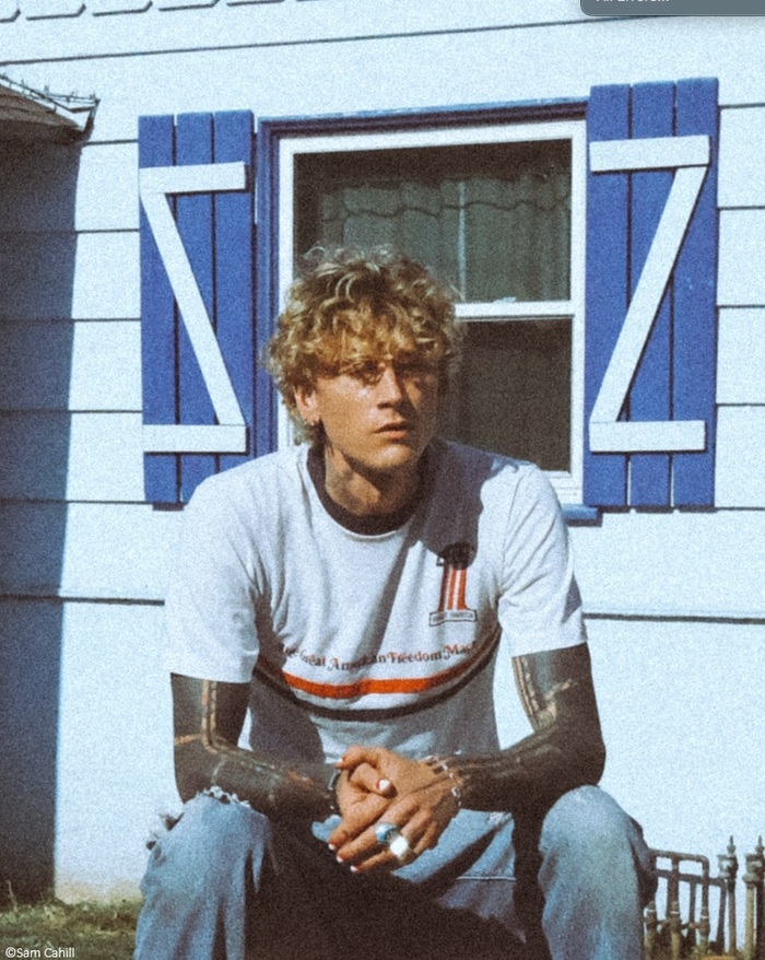 MGK、最新アルバム『Lost Americana』より「Tell Me Whats Up」トラックの上に座るMGKの周りにファンが集まる光景が印象的なMV公開！