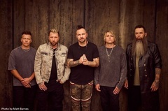 THREE DAYS GRACE、最新アルバム『Alienation』より「Kill Me Fast」ライヴMV公開！