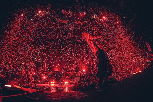 hyde_live4.jpg