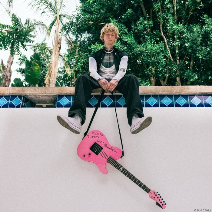 MGK、アルバム『Tickets To My Downfall』に未発表曲5曲を追加した5周年盤リリース!5曲のビデオも公開!