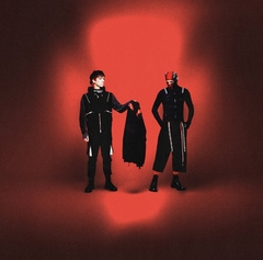 TWENTY ONE PILOTS、ニュー・アルバム『Breach』収録曲「Downstairs」初ライヴ・パフォーマンス映像公開！