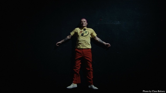 RED HOT CHILI PEPPERSのベーシスト Flea、ジャズに挑戦した新曲「A Plea」配信リリース＆MV公開！初のソロ・アルバム2026年発表予定！