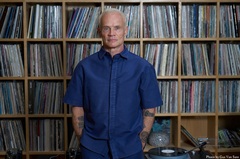 RED HOT CHILI PEPPERSのベーシスト Flea、初のソロ・アルバム『Honora』3/27リリース！新曲「Traffic Lights (Feat. Thom Yorke)」配信スタート！