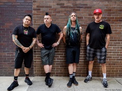 NOFX、ドキュメンタリー映画"40 Years of Fuckin' Up"トレーラー公開！