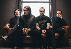 ALTER BRIDGE、明日1/9リリースのニュー・アルバム『Alter Bridge』より「Scales Are Falling」公開！