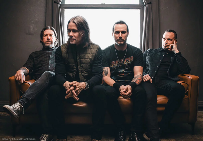 ALTER BRIDGE、明日1/9リリースのニュー・アルバム『Alter Bridge』より「Scales Are Falling」公開！