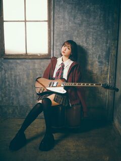 愛美、自身作詞の楽曲「ドラマチック逃避行」でTVアニメ"灰原くんの強くて青春ニューゲーム"EDテーマ担当決定！新アー写公開！