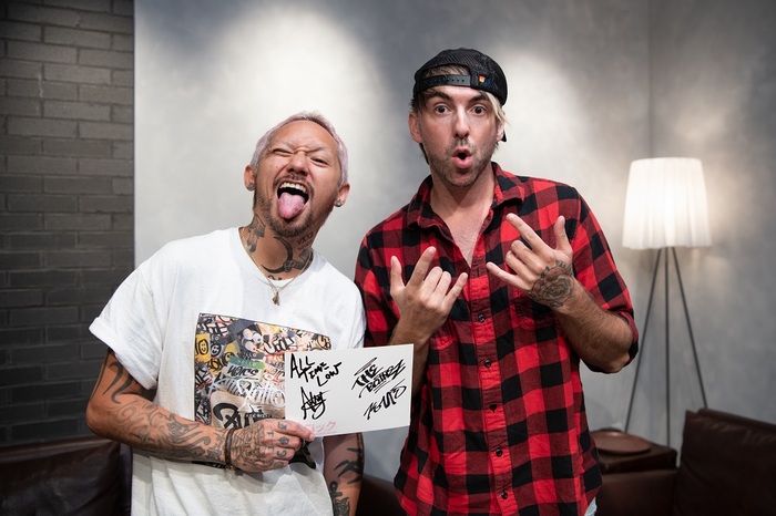 JESSE（The BONEZ）×Alex Gaskarth（ALL TIME LOW）直筆コラボサイン色紙（3名様）