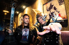 Jien Takahashi（VIOLET ETERNAL）×冠 徹弥（THE冠）直筆サイン色紙＋VIOLET ETERNAL Tシャツ（Mサイズ）＋THE冠 Tシャツ（XLサイズ）＋アクリルスタンド＋ピック
